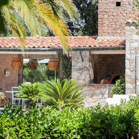 Amazing In W/ Outdoor Swimming Pool, Wifi And 3 Bedrooms